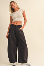 Load image into Gallery viewer, Cotton Twill Cargo Barrel Pants (Brown)