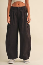 Load image into Gallery viewer, Cotton Twill Cargo Barrel Pants (Brown)
